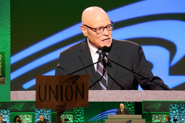 Photo of AFSCME International President Lee Saunders speaking to the convention