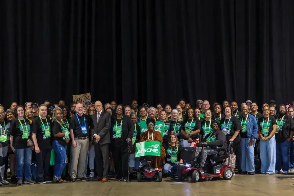 Photo of AFSCME Ohio Council 8 delegation with AFSME International President Lee Saunders