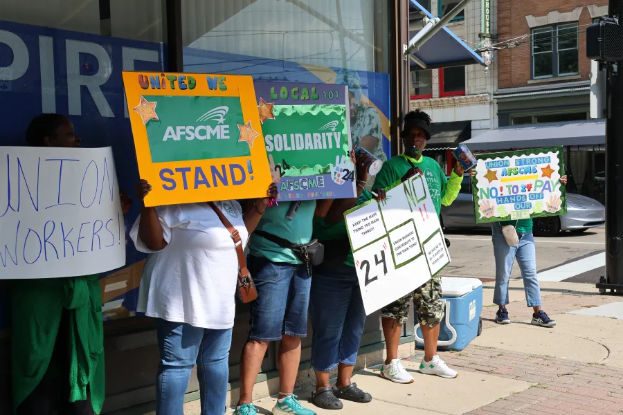 Photo of AFSCME Local 101 and OAPSE members picketing outside the Dayton Board of Education with signs