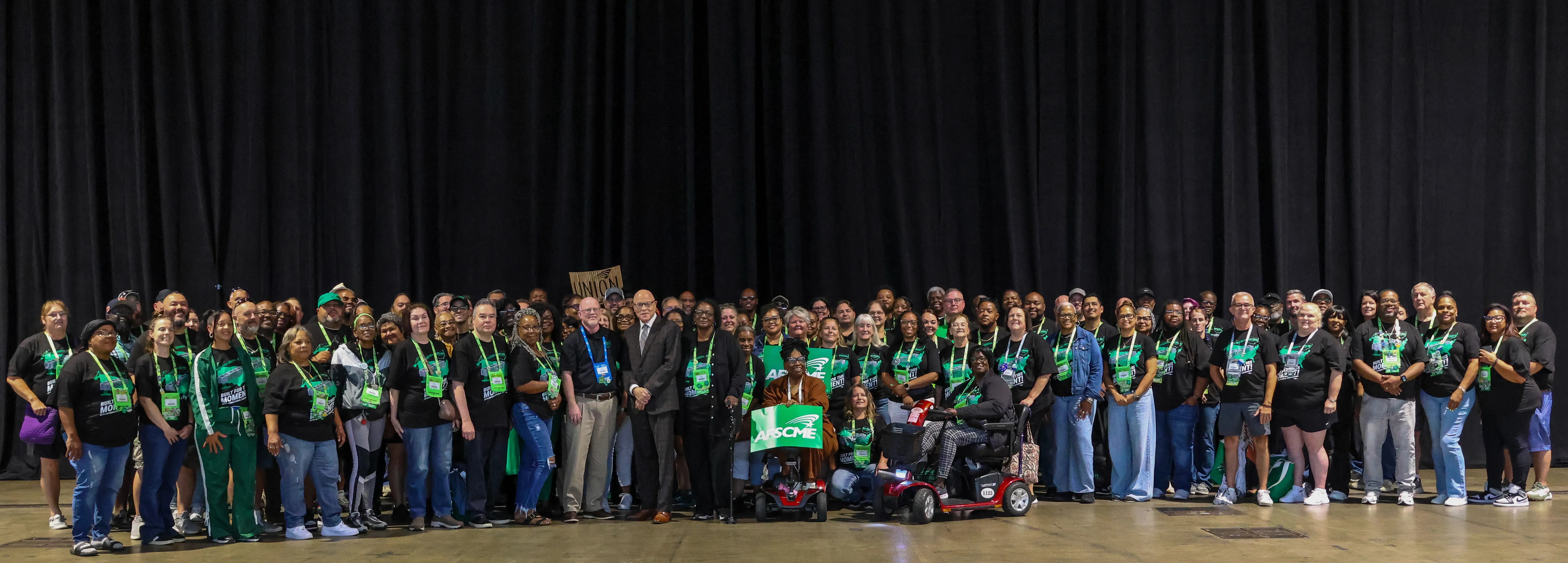 Photo of AFSCME Ohio Council 8 delegation with AFSME International President Lee Saunders