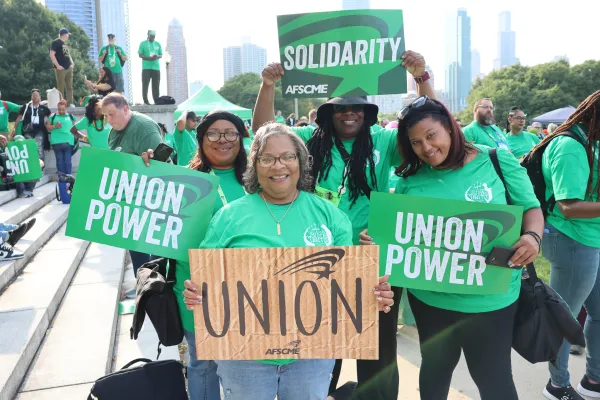 Members of the AFSCME Ohio Council 8 Cleveland Region at Shedd Aquarium rally